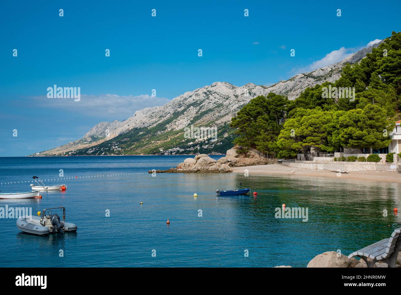 Einsamer Strand mit Booten in Brela an der Makarska Riviera in Kroatien. Stockfoto