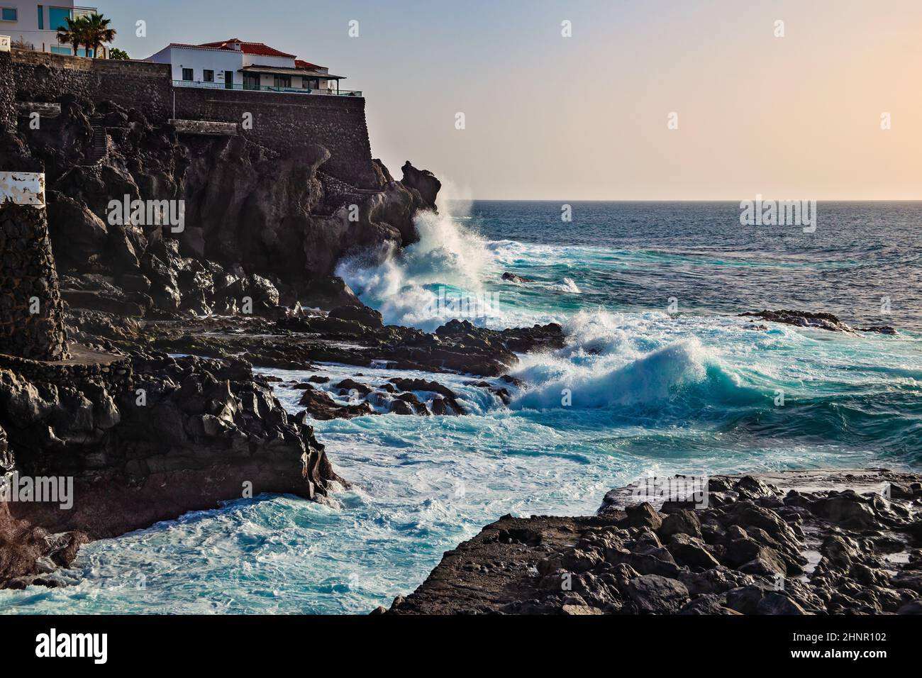 Vulkanisches Gestein in Playa San Juan auf Teneriffa. Stockfoto