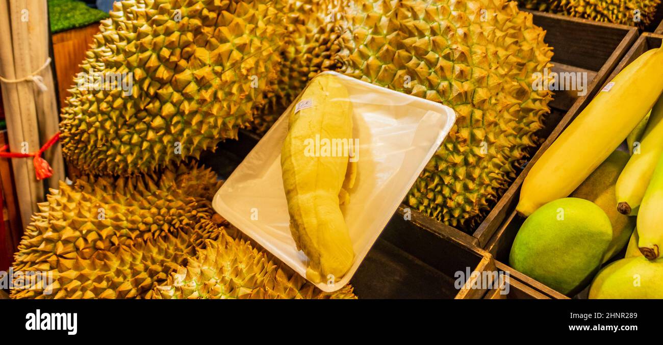 Stinkende große Durian Früchte Thai Nachtmarkt Street Food Bangkok. Stockfoto