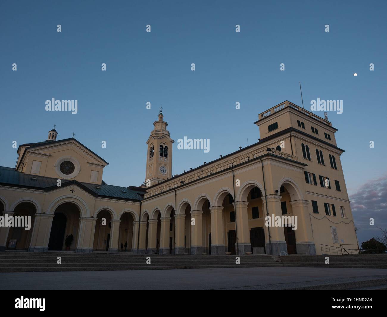 Kirchhof des Marienheiligtums Nostra Signora della Guardia auf dem Gipfel des Monte Figogna mit Blick auf Genua, am Abend Stockfoto