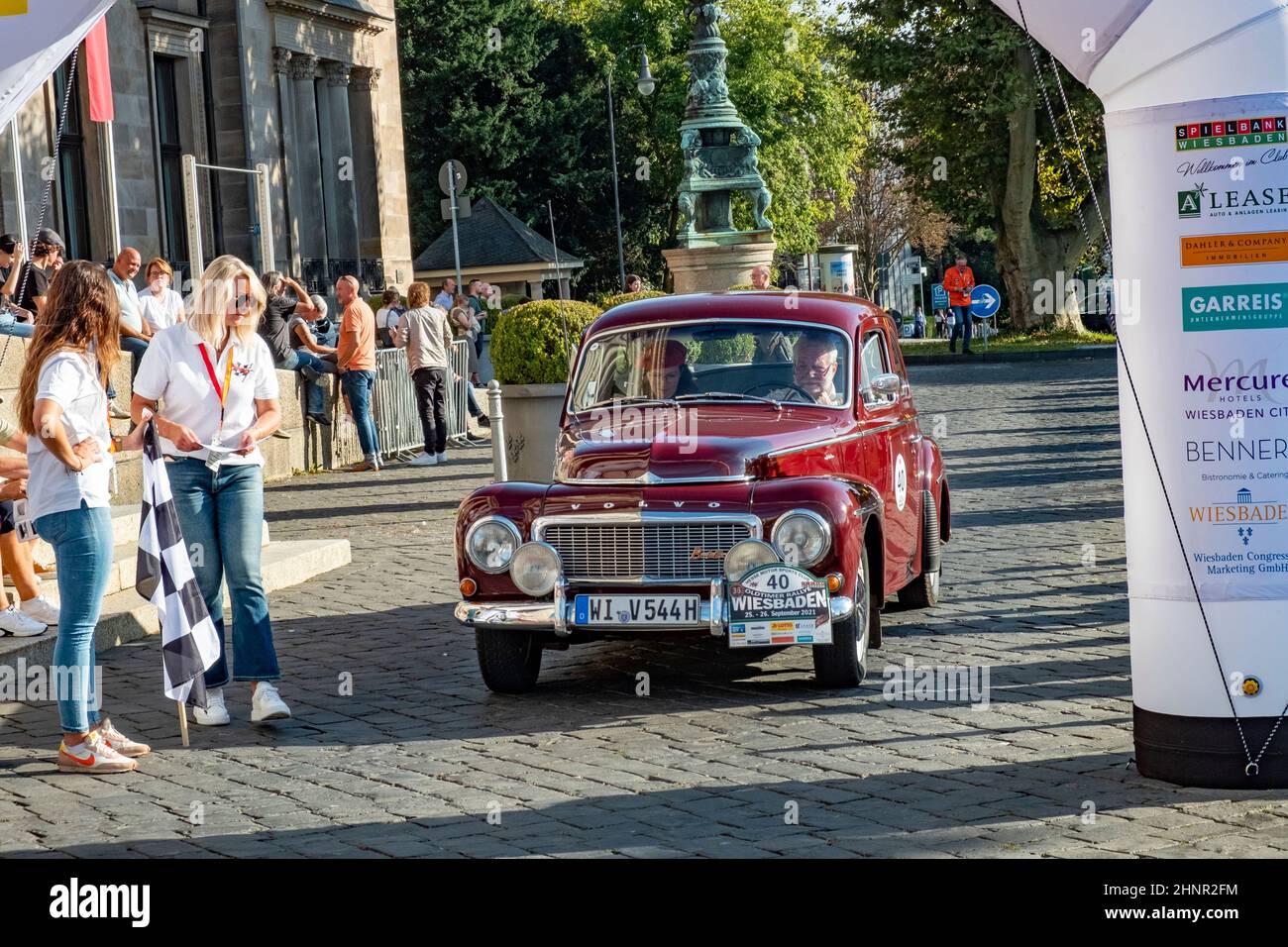 Der Volvo PV 544 erreicht nach einer Herausforderung im Rheingau das Endziel der Oldtimer-Allee Wiesbaden in Wiesbaden. Stockfoto