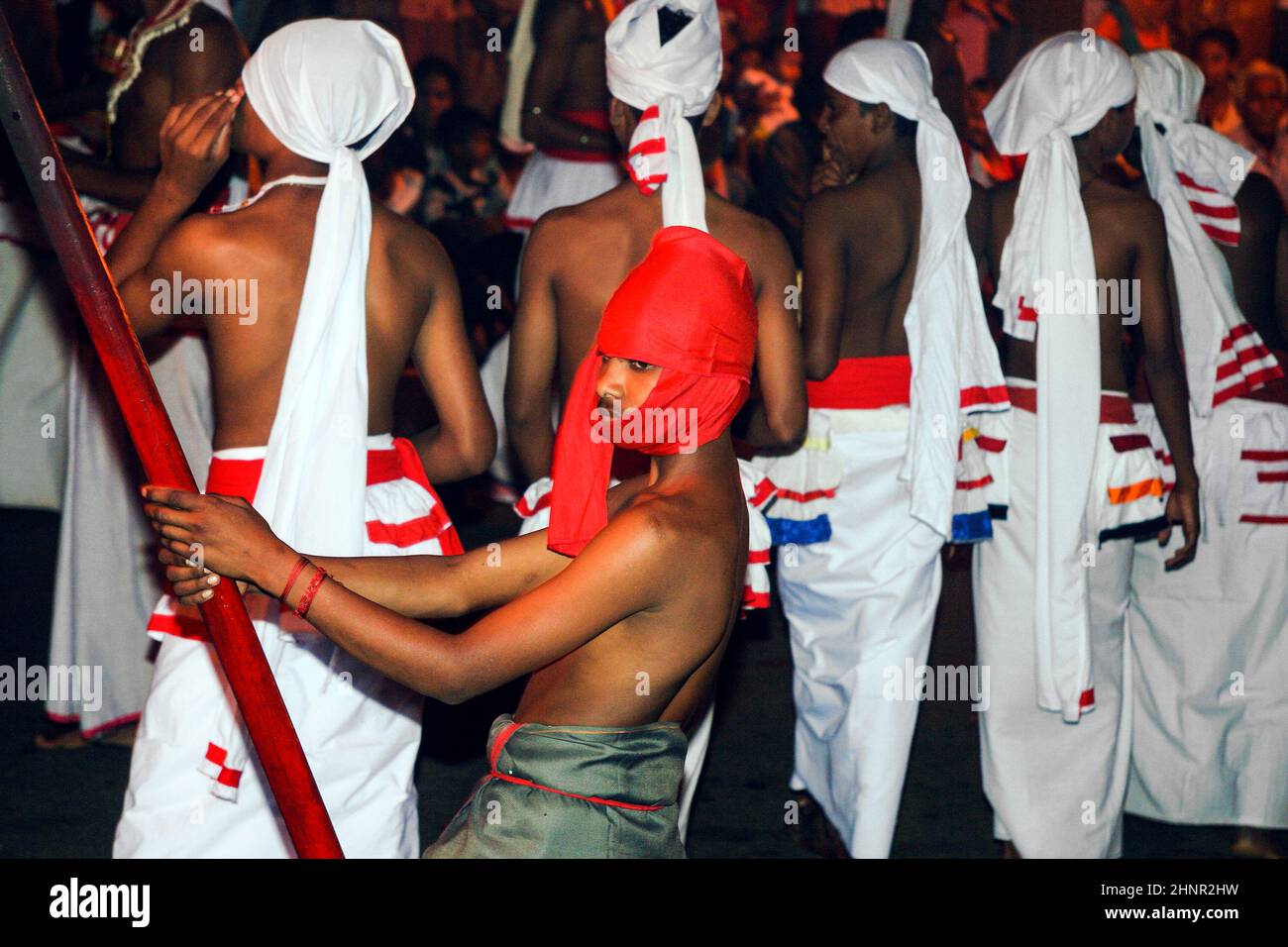 Männer mit Fackeln nehmen am Festival Pera Hera Teil Stockfoto