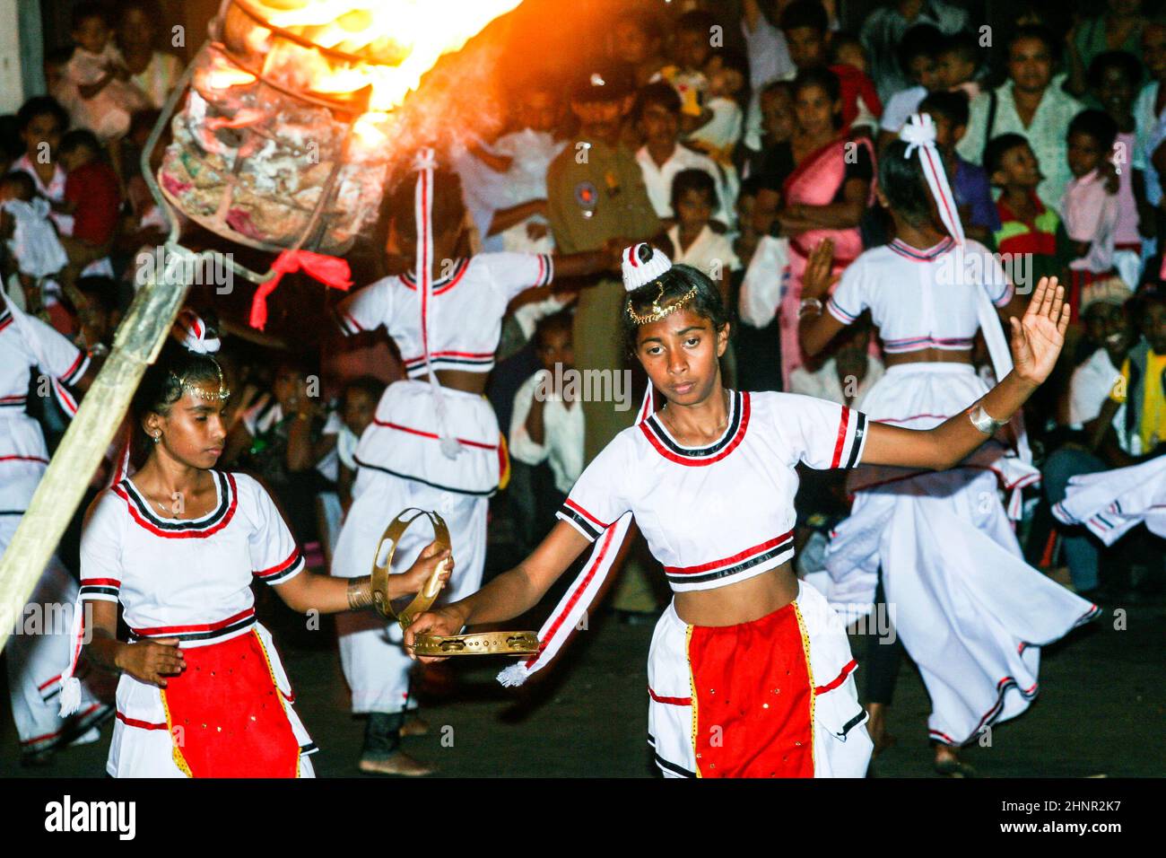 Tänzer nehmen am Festival Pera Hera in Kandy Teil Stockfoto