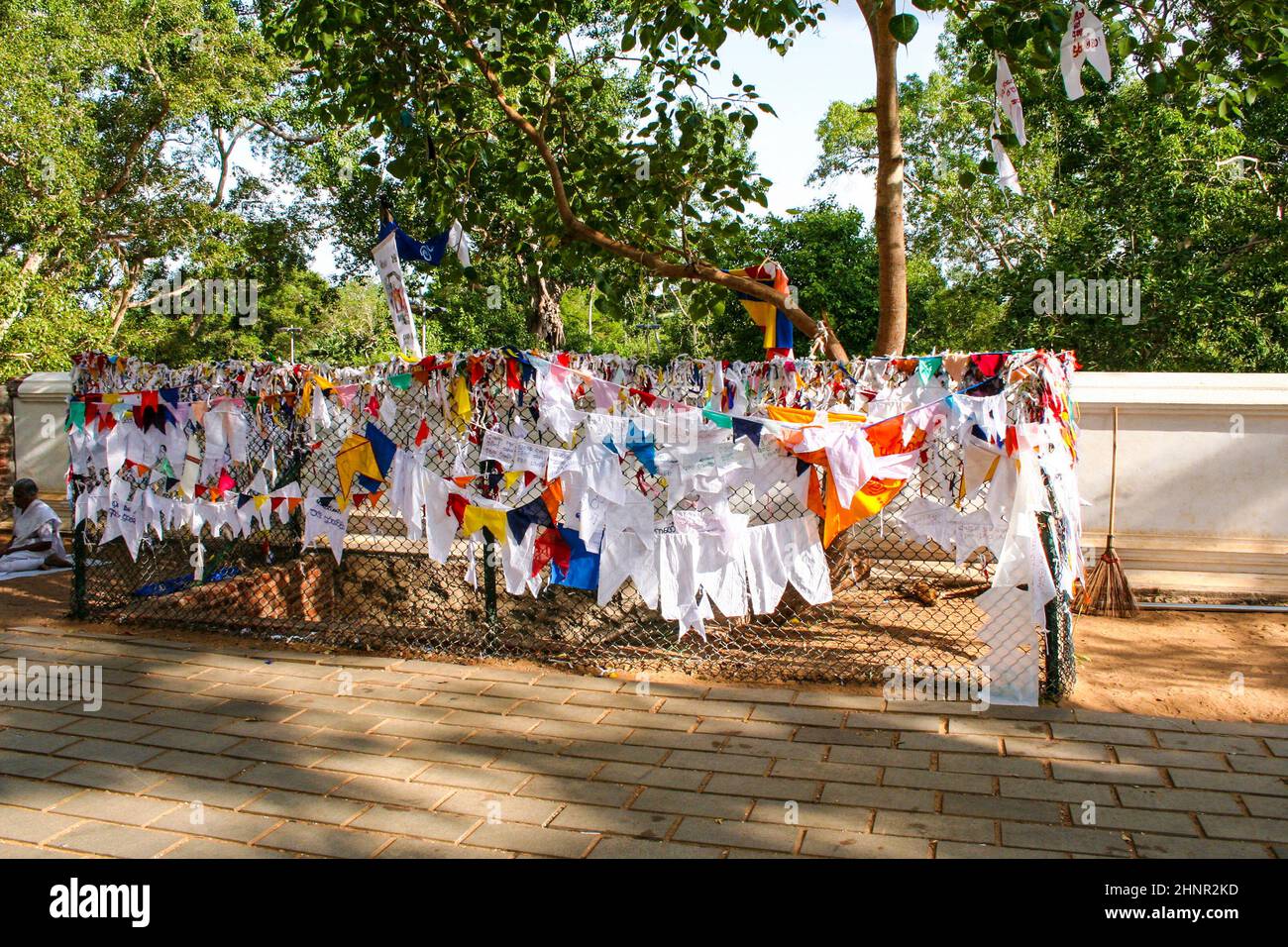 Die Menschen beten an dem berühmten Ort an, an dem Gautama Buddha angeblich die Erleuchtung erlangt haben soll Stockfoto