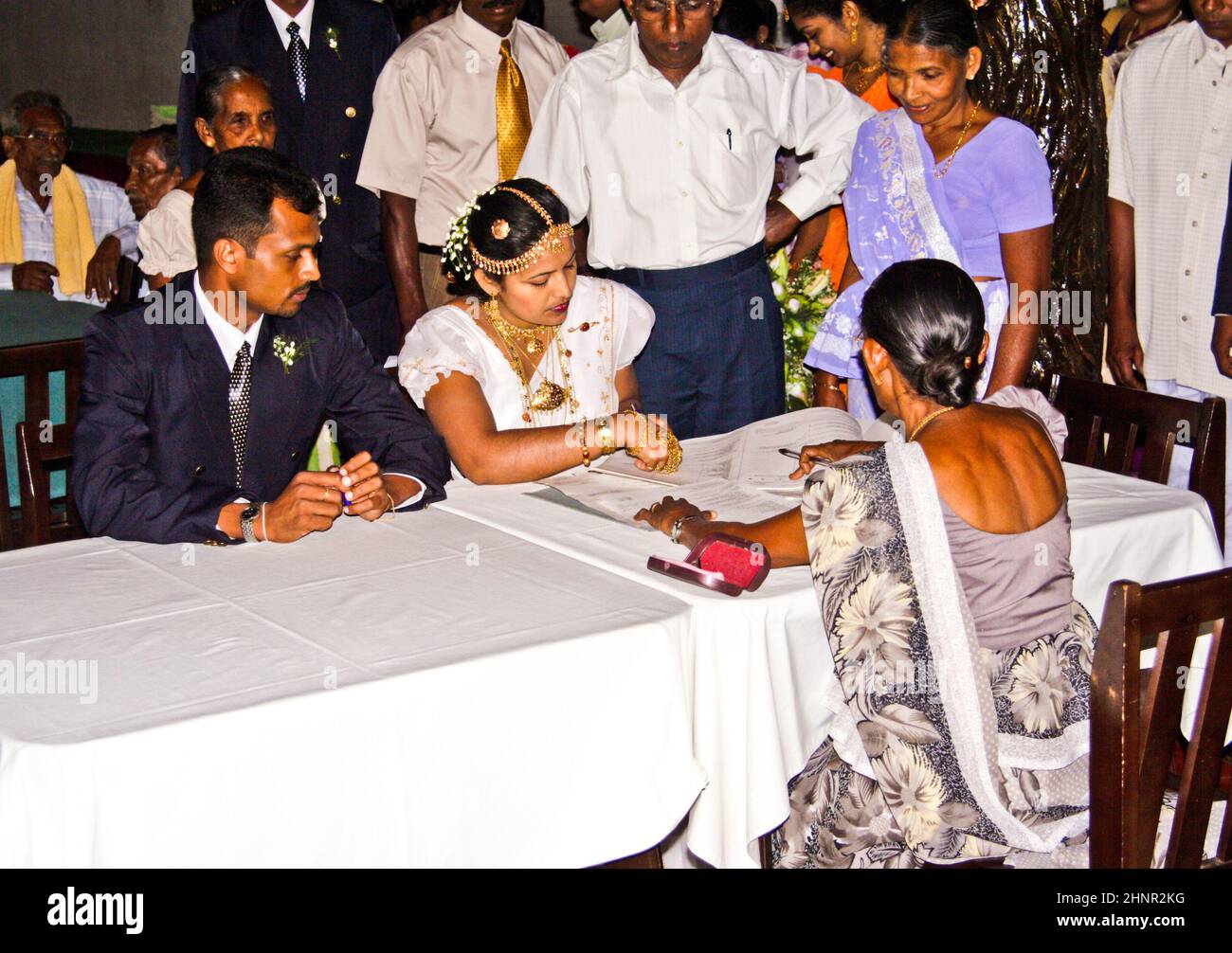 Typische Hochzeitszeremonie mit Hochzeitstisch im Hotel Stockfoto