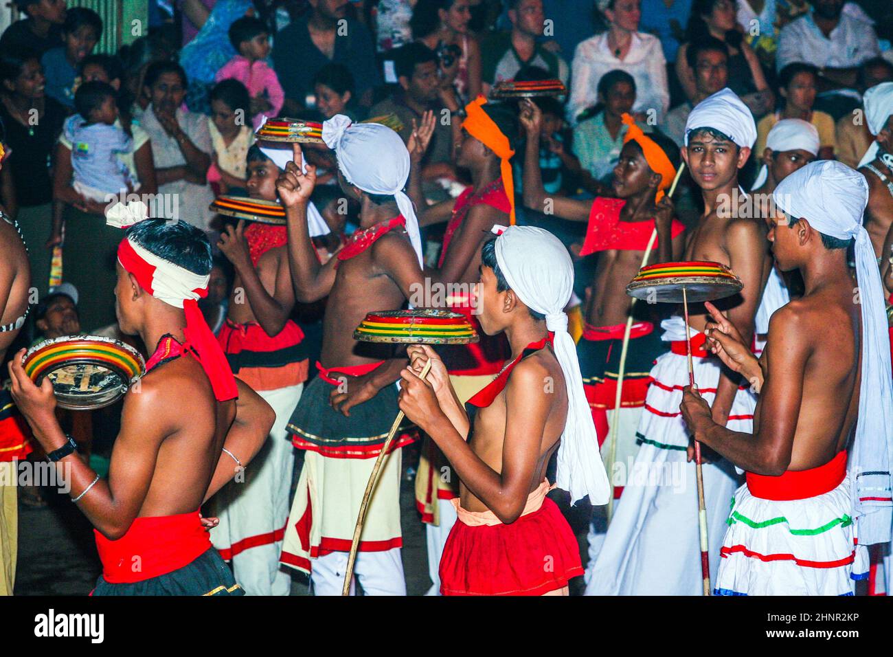 Jongleur nehmen am Festival Pera Hera in Kandy Teil Stockfoto