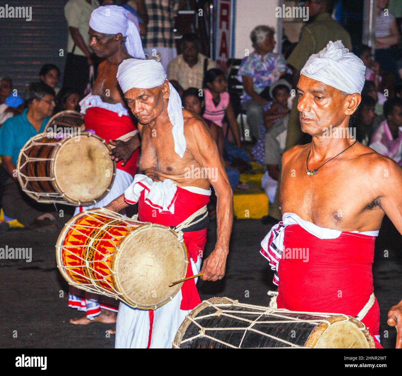 Musiker nehmen am Festival Pera Hera in Kandy Teil Stockfoto