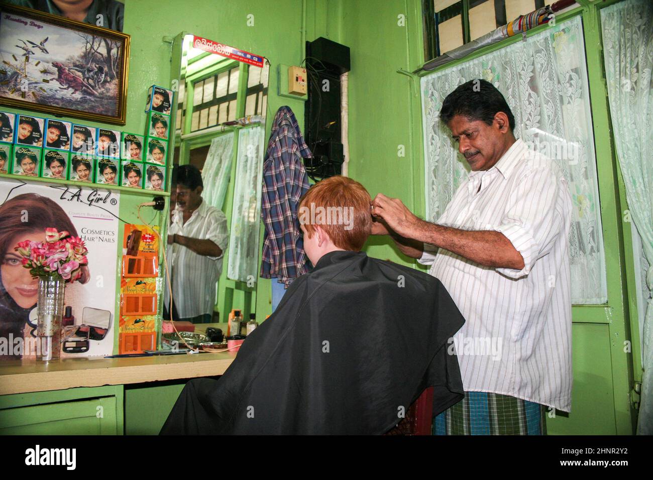 kaukasischer Junge mit roten Haaren bei einem lokalen Friseur Stockfoto