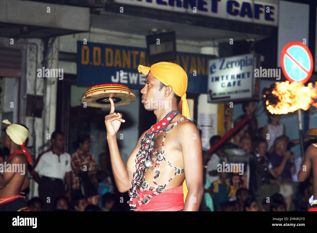 Künstler nimmt am Festival Pera Hera in Candy Teil Stockfoto