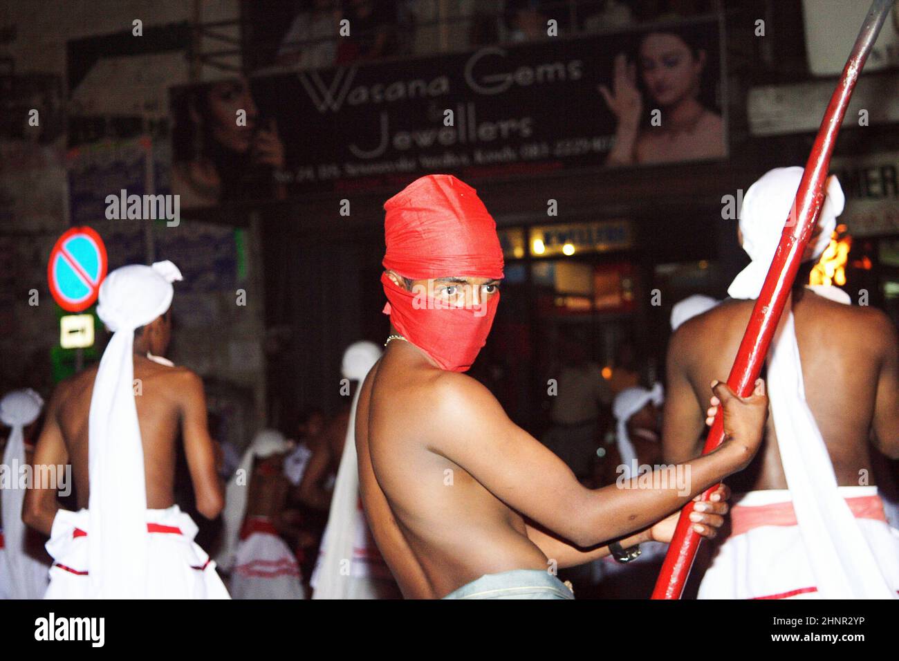 Fackelträger nehmen am Festival Pera Hera in Candy Teil Stockfoto