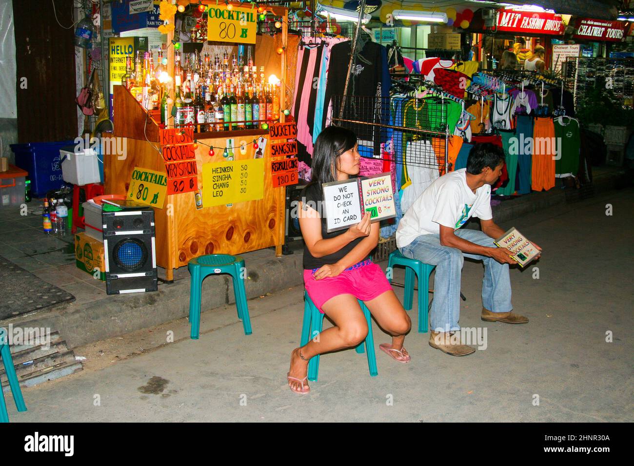 Frauen warten darauf, dass Touristen Alkohol aus einer Straßenbar ohne Lizenz verkaufen Stockfoto