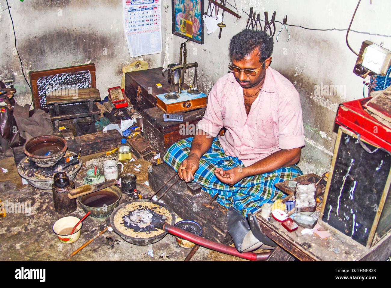 Silver smith bei der Arbeit in seinem Geschäft Stockfoto