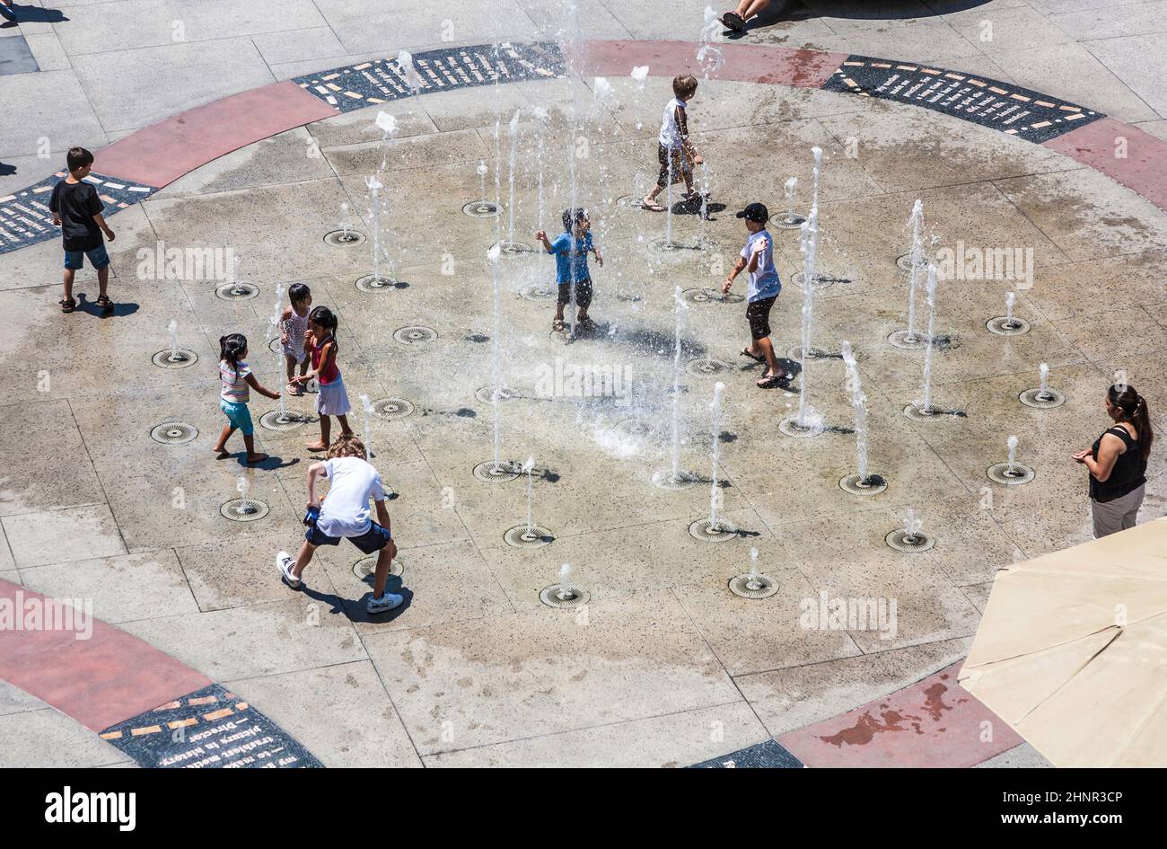 Kinder spielen im Springbrunnen im Hollywood and Highland Center in Hollywood Stockfoto