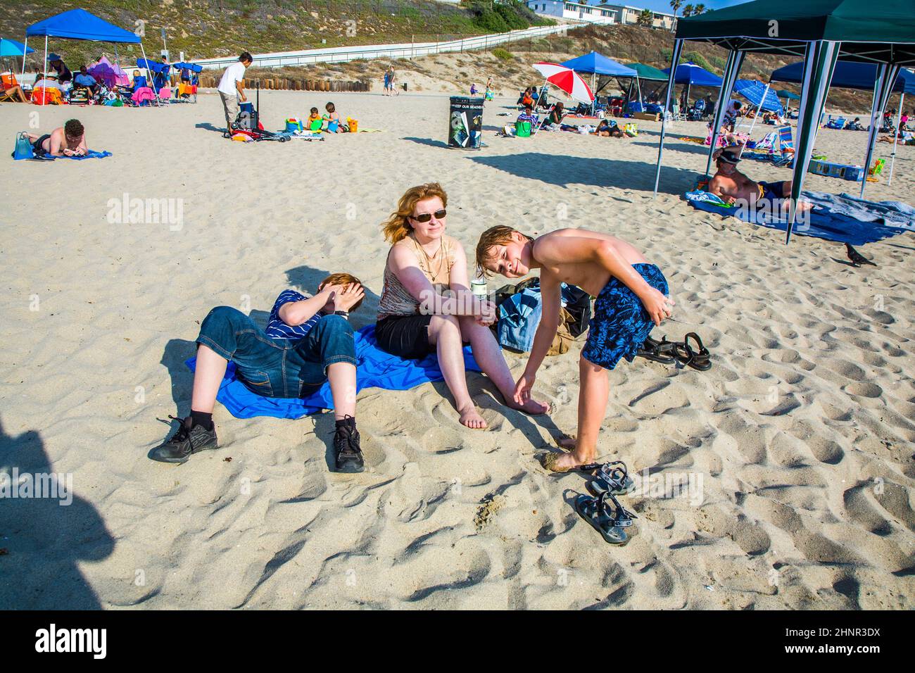 Die Menschen genießen den Strand Stockfoto