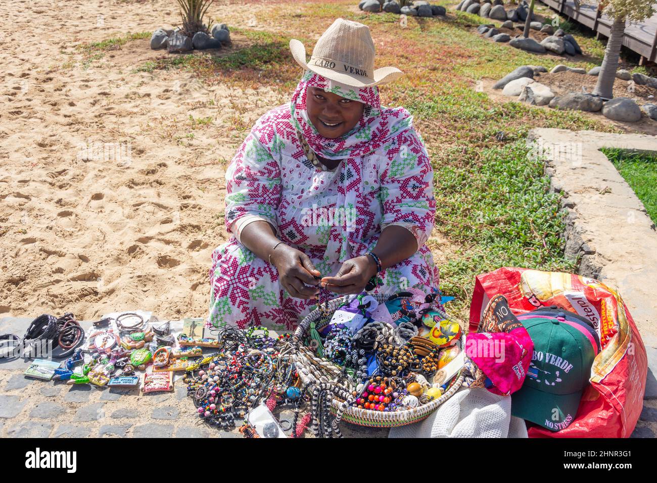 Schmuckverkäuferin, Praia Santa Maria, Santa Maria, Sal, República de Cabo (Kap Verde) Stockfoto