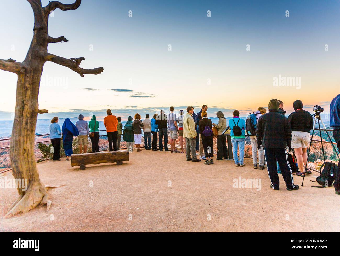 Am Bryce Point im Bryce Canyon warten die Menschen auf die erste Sonne Stockfoto