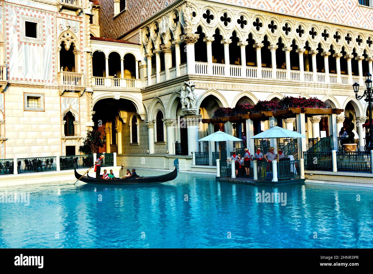 Venezianisches Thema mit Gondel auf dem Wasser und Caesars Casino Hotel Stockfoto