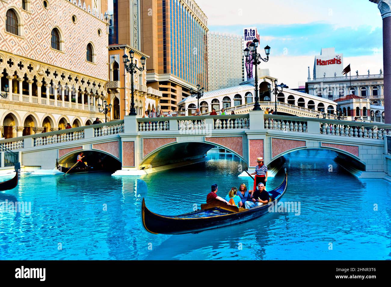 Venezianisches Thema mit Gondel auf dem Wasser und Caesars Casino Hotel Stockfoto