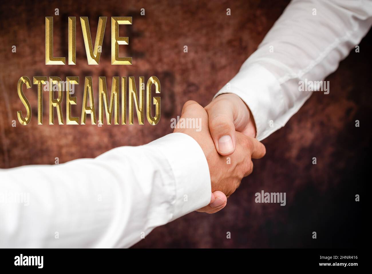 Text mit Inspiration Live Streaming, Word für die Übertragung von Live-Video-Berichterstattung über eine Veranstaltung über das Internet zwei professionell gut gekleidet Corporate B Stockfoto