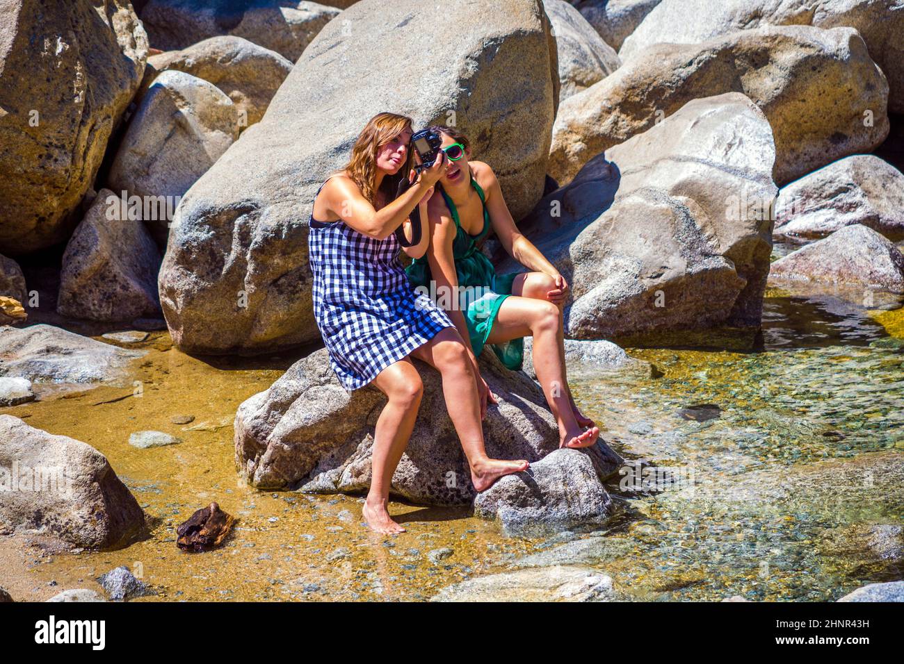 Touristen schauen sich die Fotos des unteren Yosemite Wasserfalls an Stockfoto
