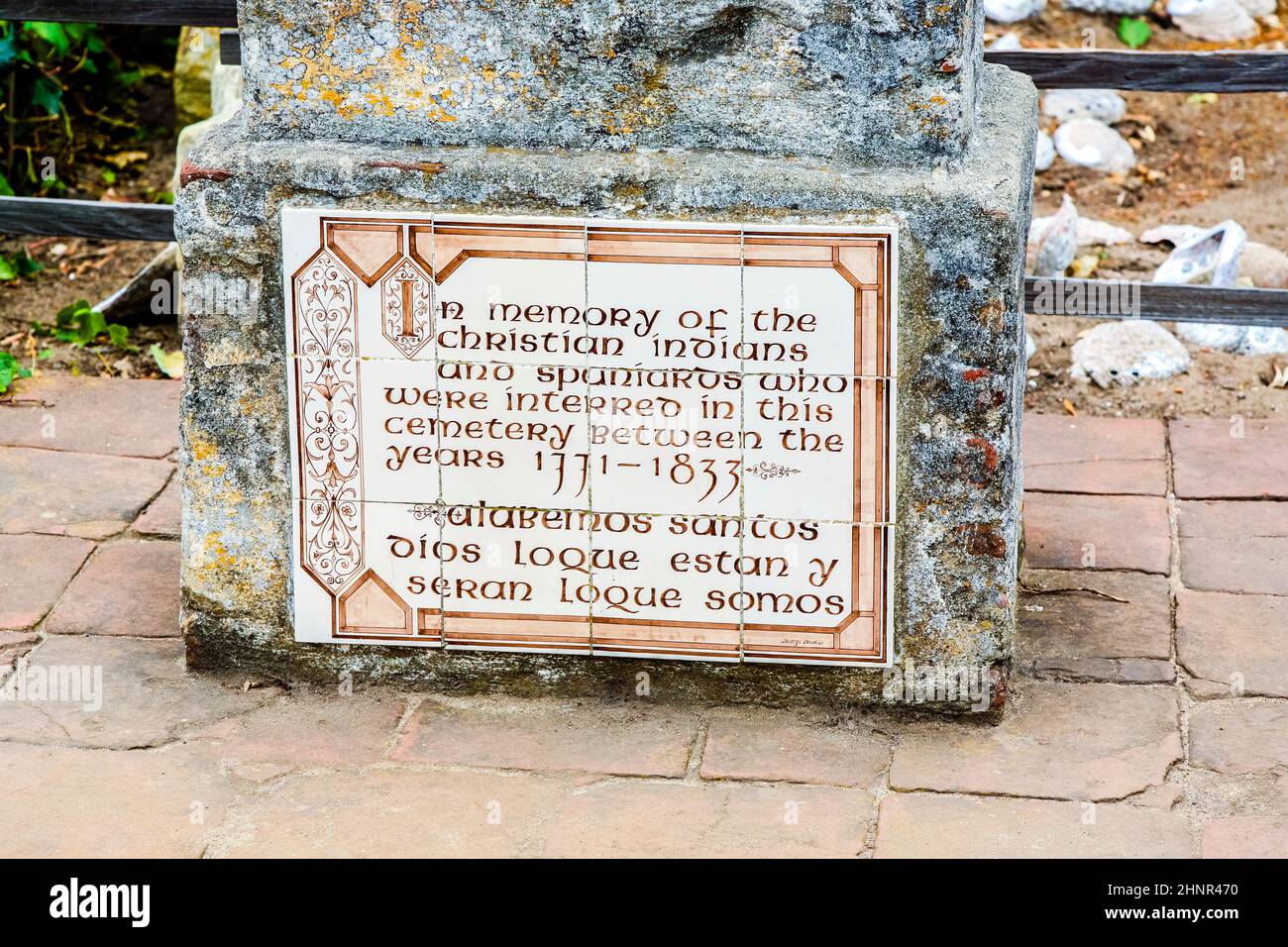 Friedhof von Carmel Mission mit Gräbern von indianern, die mit Muscheln geschmückt sind Stockfoto