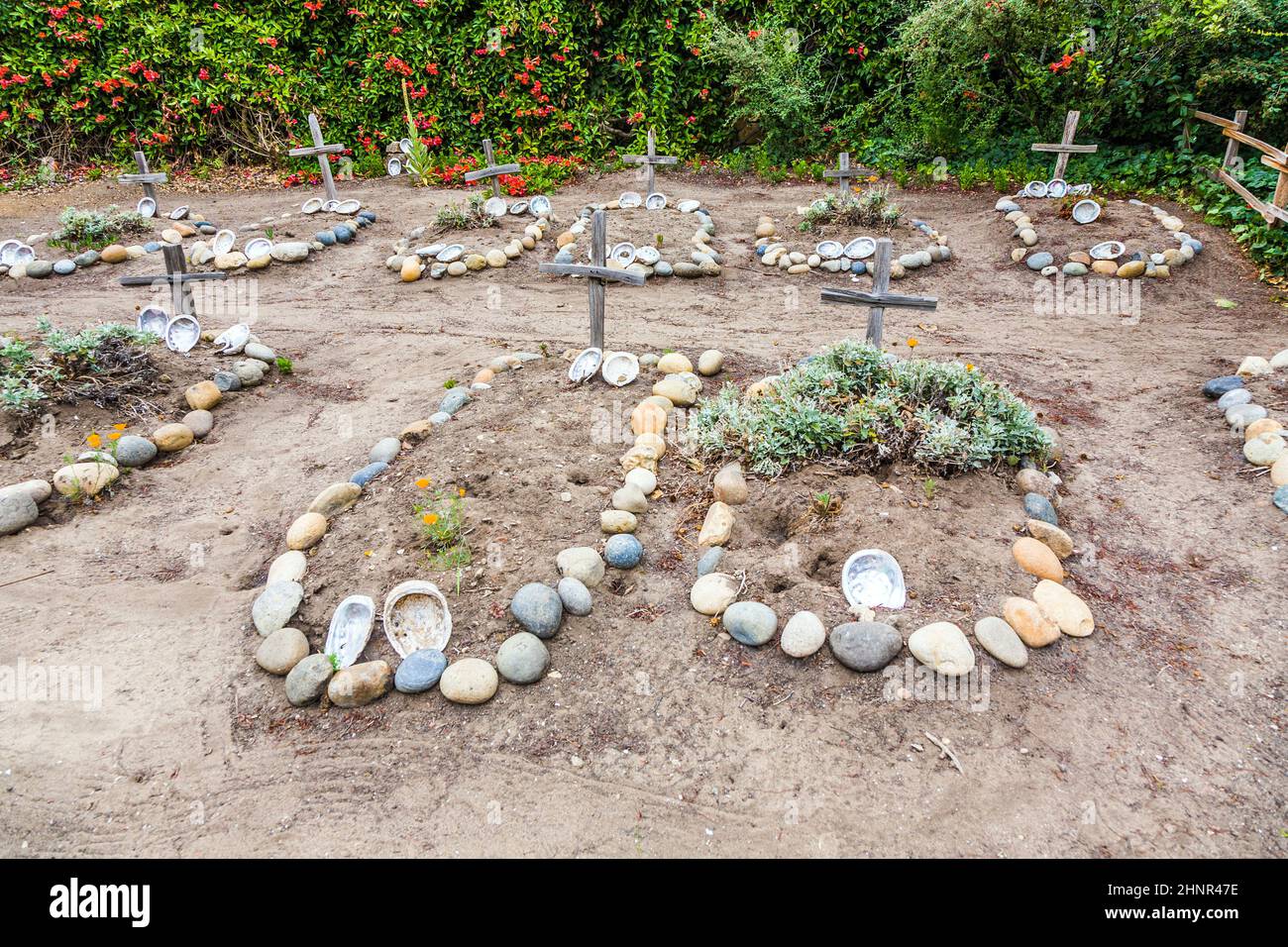 Friedhof von Carmel Mission mit Gräbern von indianern, die mit Muscheln geschmückt sind Stockfoto