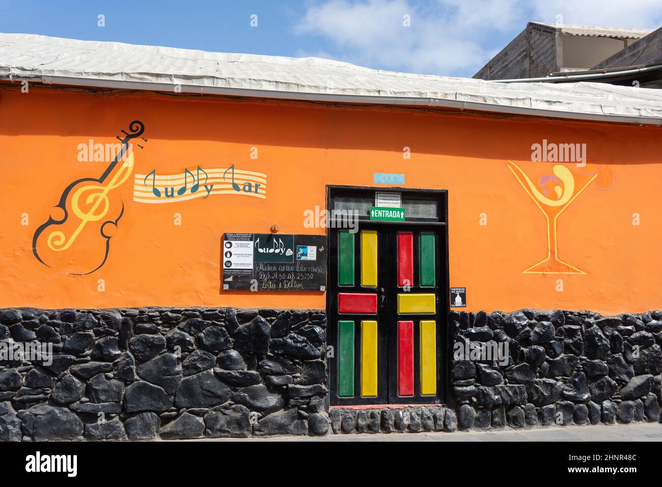 Außenfassade der Buddy Bar, Rua 1 De Junho, Santa Maria, Sal, República de Cabo (Kap Verde) Stockfoto