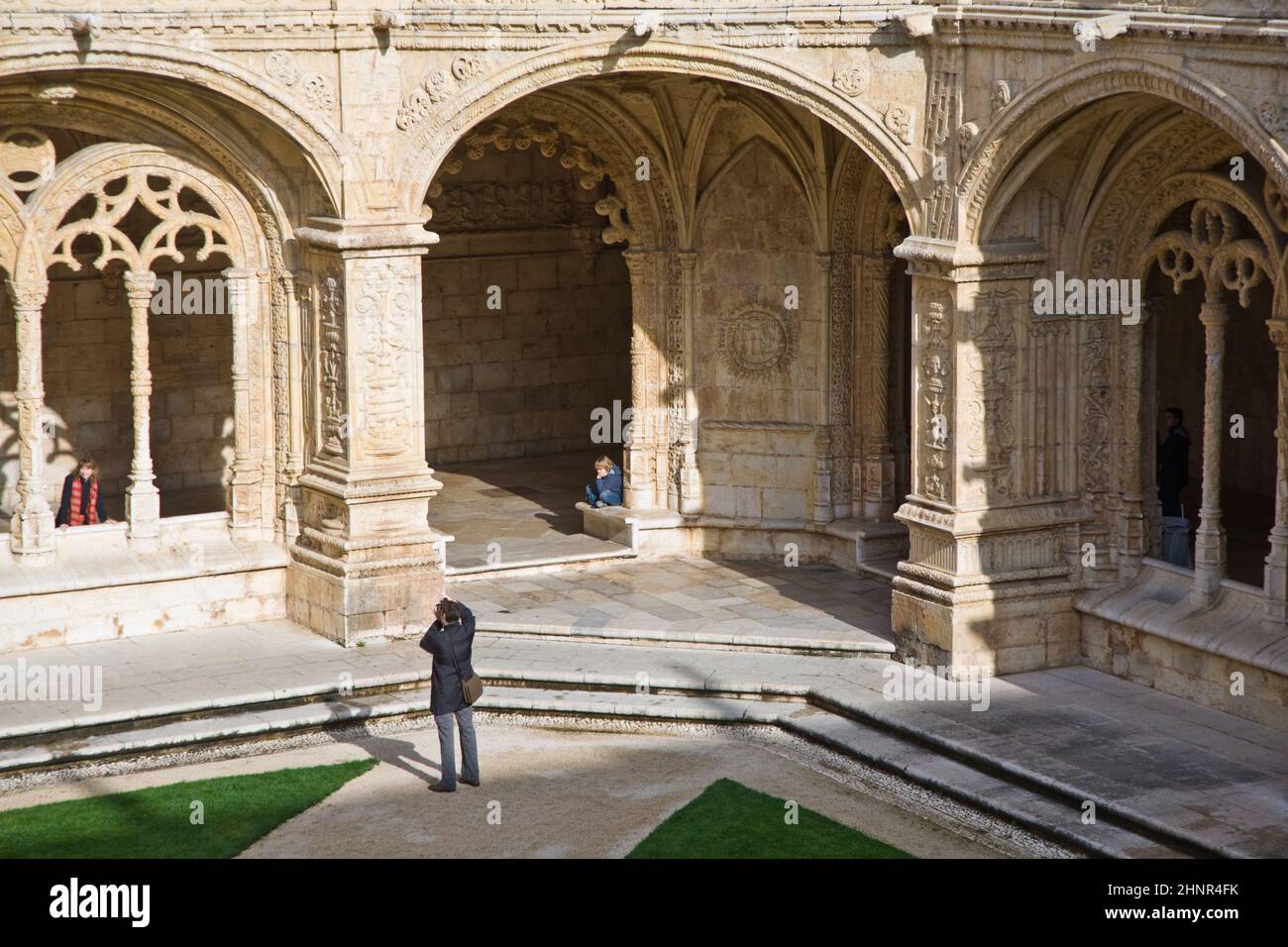 Die Menschen besuchen das Kloster Jeronimos Stockfoto