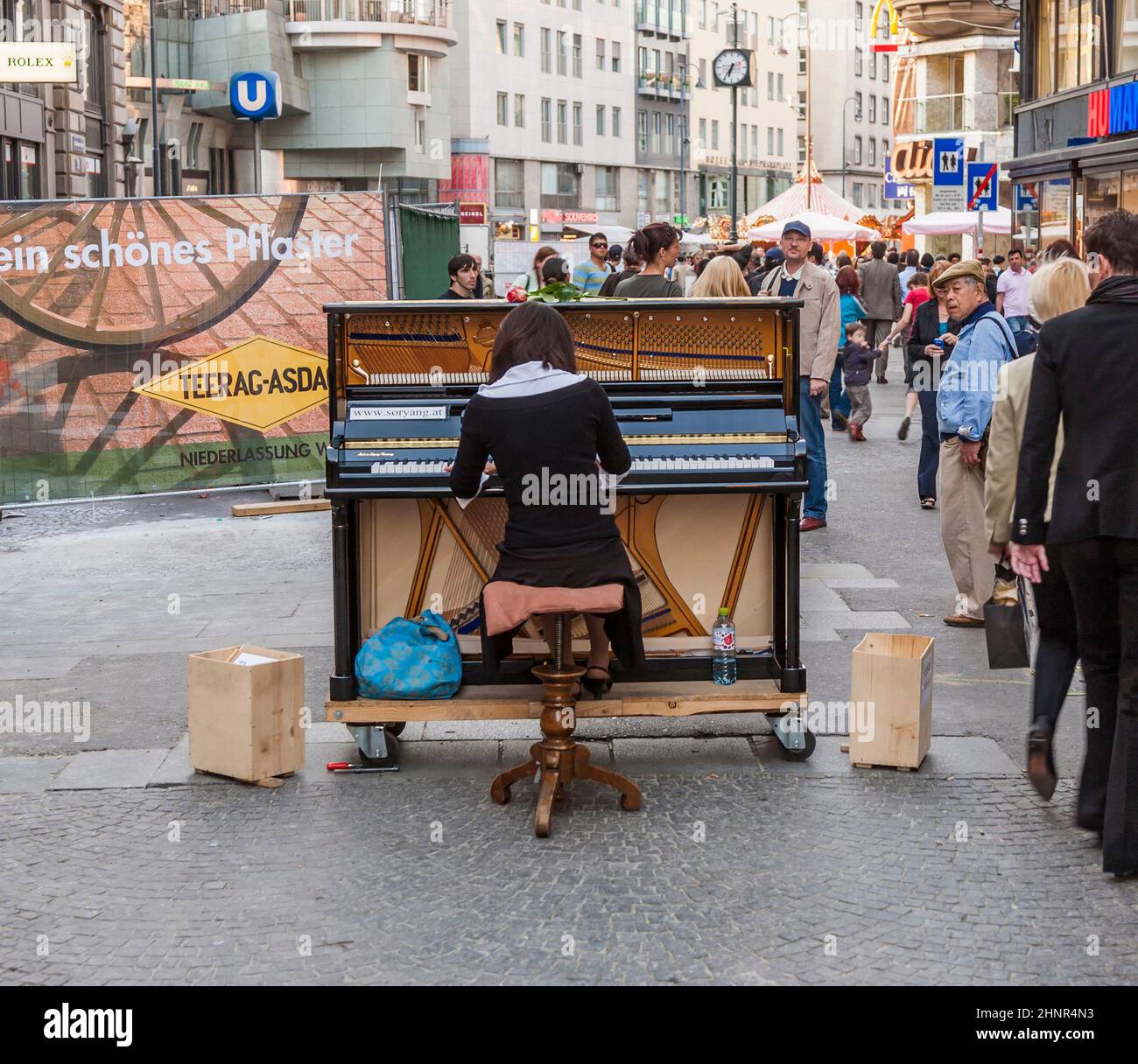 Der berühmte klassische Pianist SoRyang spielt in der Fußgängerzone Klavier Stockfoto