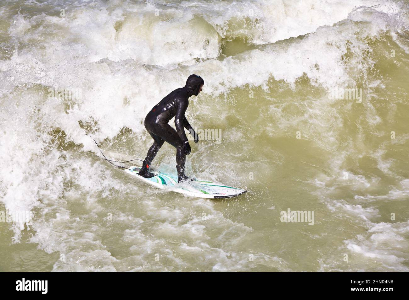 Surfer surft an der Isar in riesigen Wellen Stockfoto