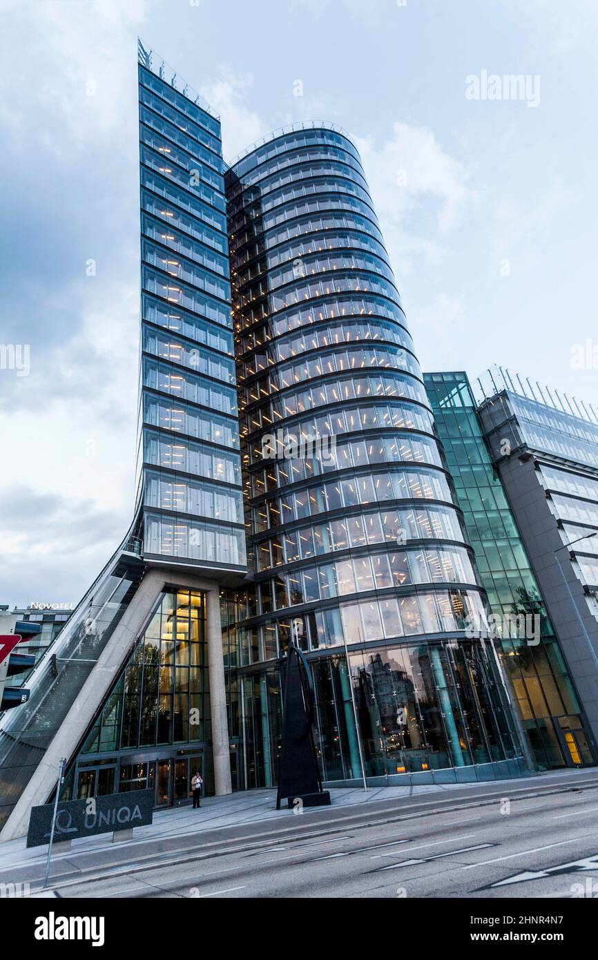 Büroturm am späten Nachmittag Stockfoto