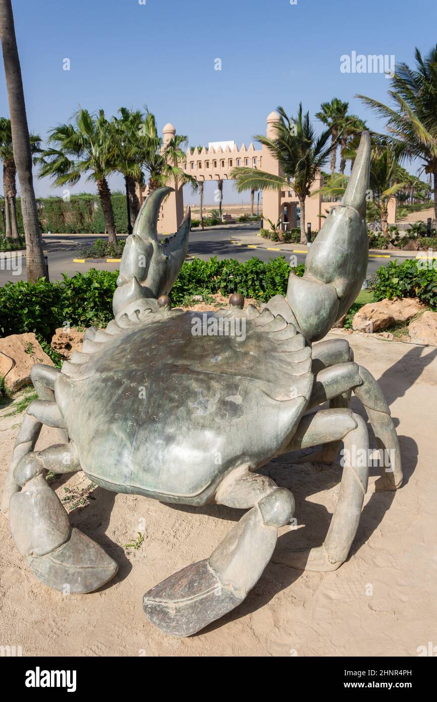 Krabbenskulptur am Eingang zum Rui Funana Hotel, Santa Maria, Sal, República de Cabo (Kap Verde) Stockfoto