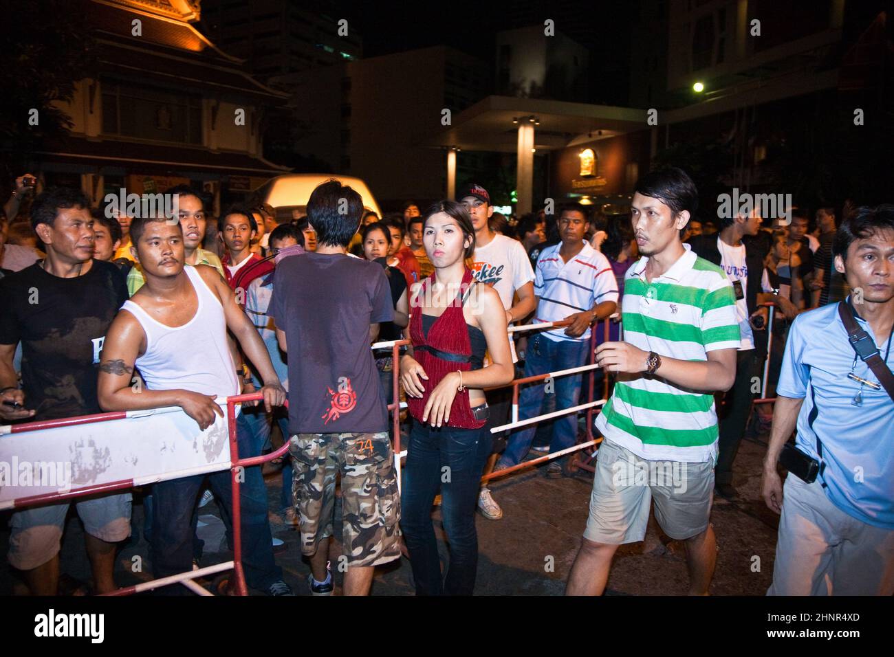 Die Polizei versucht, Demonstranten - Händler des Patpong Nachtmarktes - zu beruhigen Stockfoto Die Polizei versucht, Demonstranten - Händler des Patpong Nachtmarktes - zu beruhigen Stockfoto