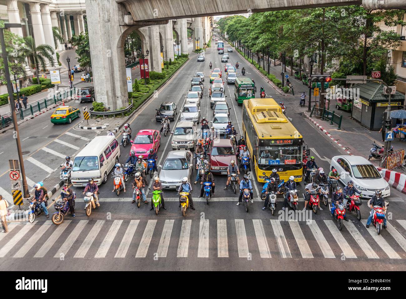 Autos halten an einer Ampel und warten auf grünes Licht in Bangkok Stockfoto