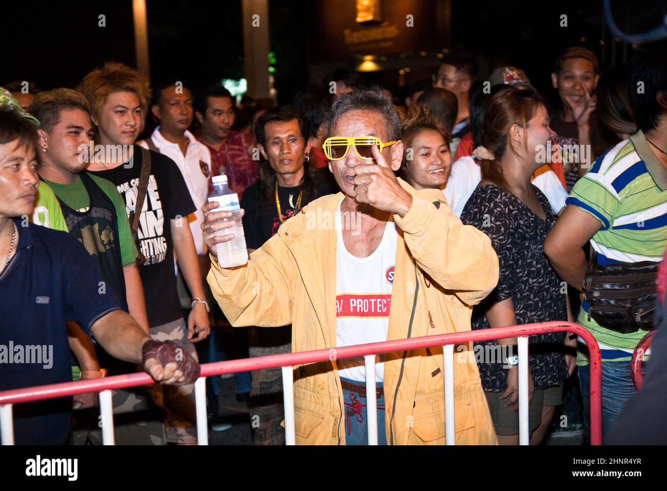 Die Polizei versucht, Demonstranten - Händler des Patpong Nachtmarktes - zu beruhigen Stockfoto Die Polizei versucht, Demonstranten - Händler des Patpong Nachtmarktes - zu beruhigen Stockfoto