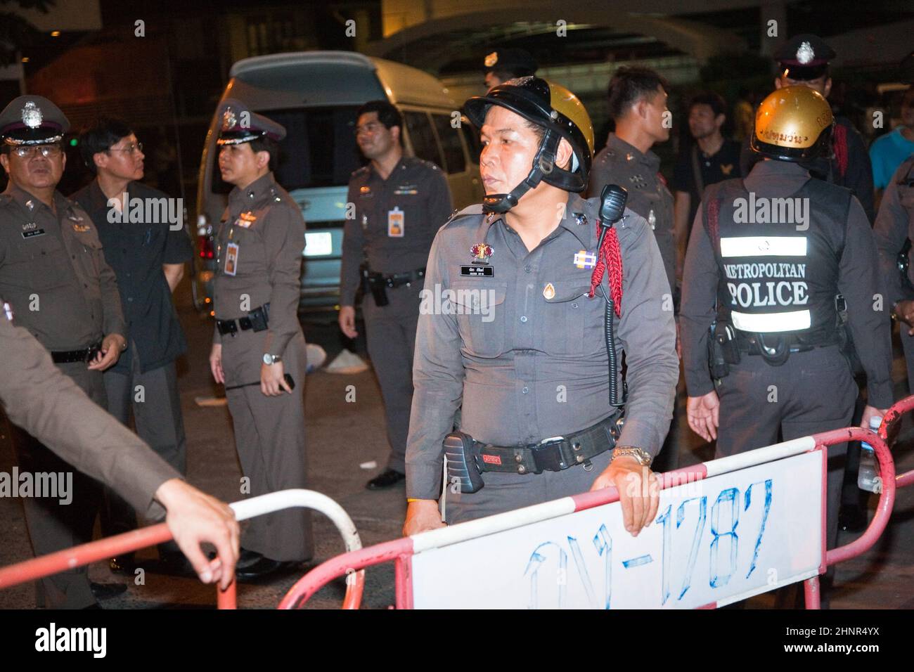 Die Polizei versucht, Demonstranten - Händler des Patpong Nachtmarktes - zu beruhigen Stockfoto Die Polizei versucht, Demonstranten - Händler des Patpong Nachtmarktes - zu beruhigen Stockfoto