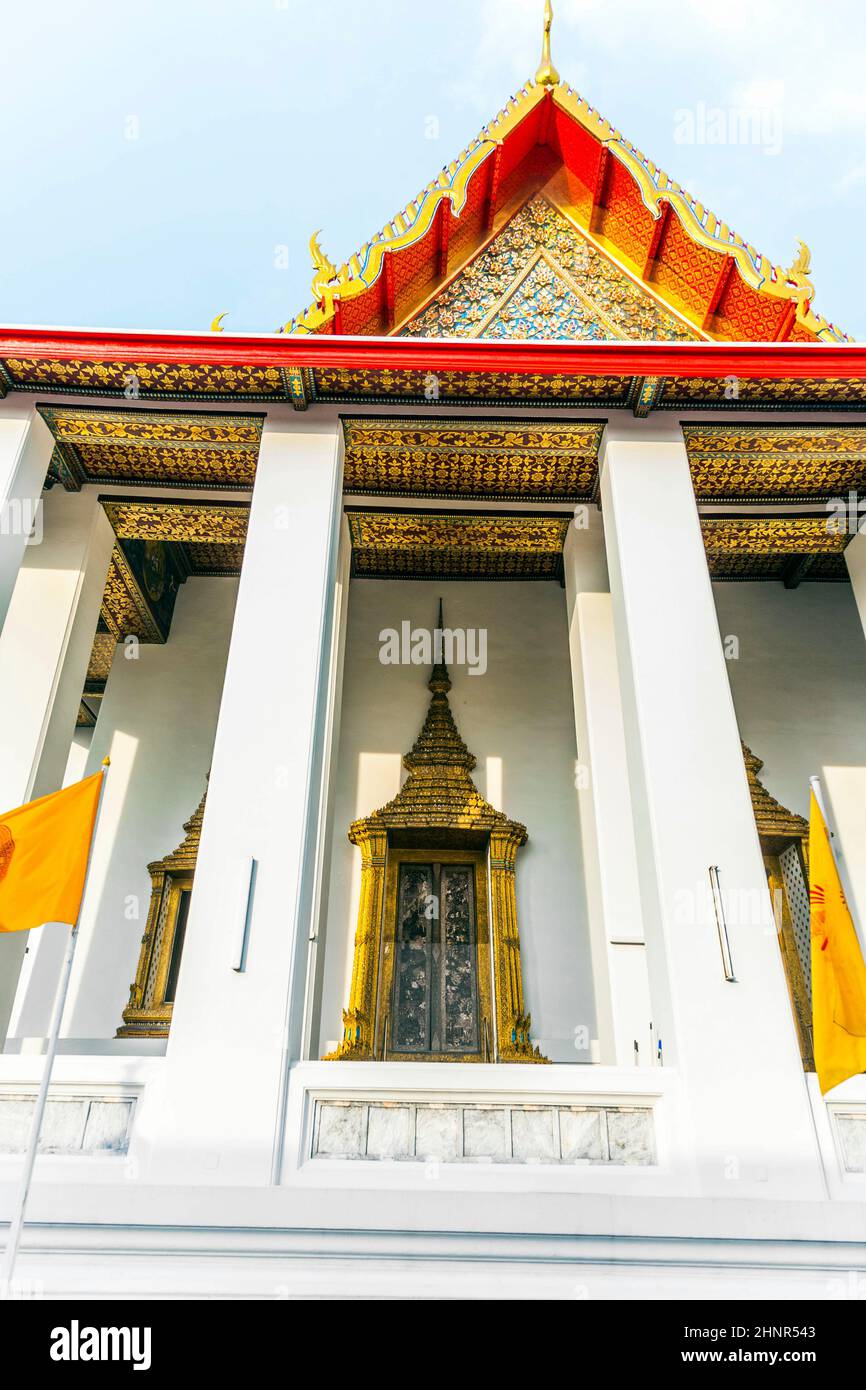 Tempelanlage Wat Pho in Bangkok mit buntem Dach in schönem Licht Stockfoto