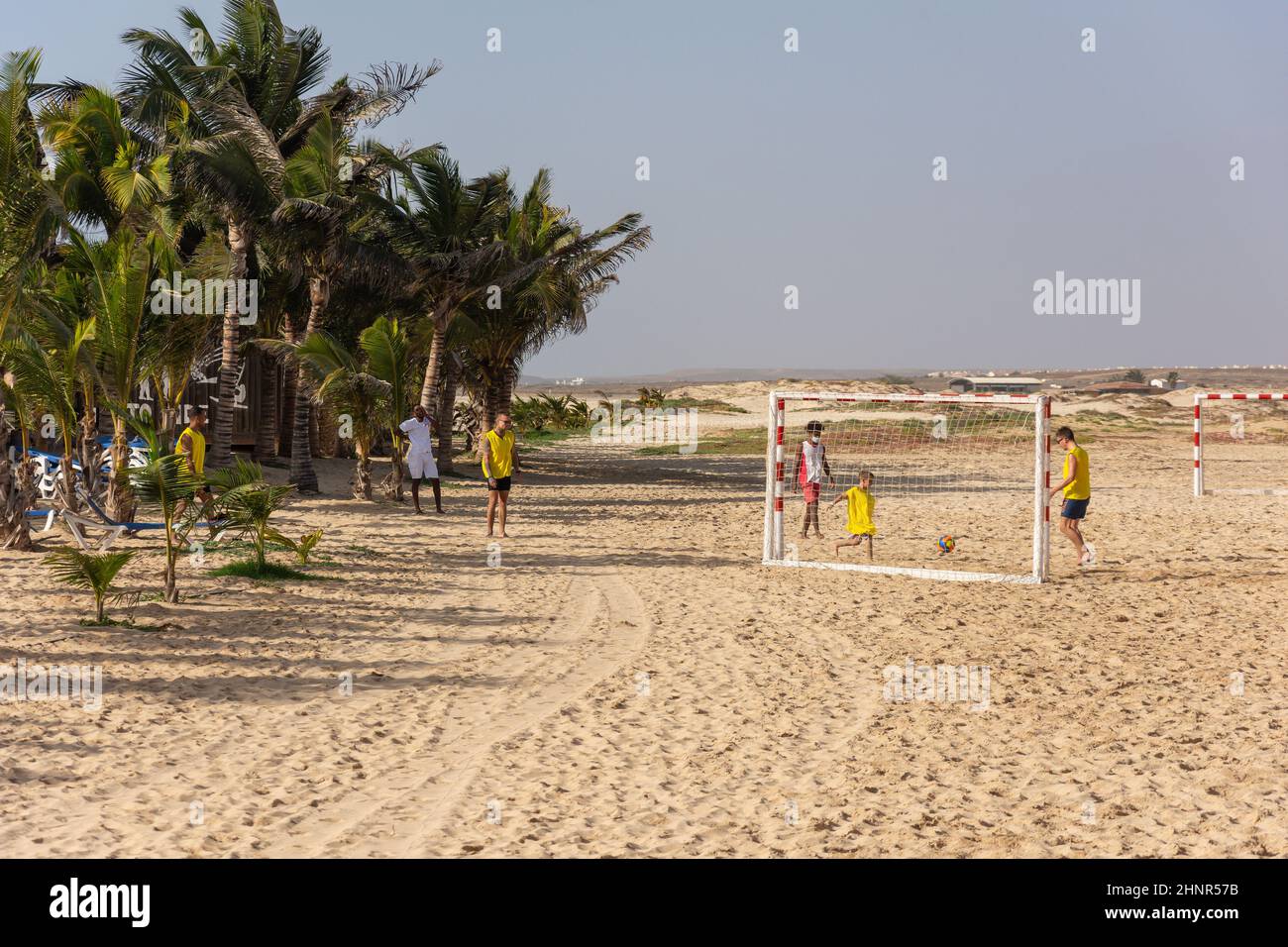 Einheimische Fußballspieler am Strand, Rui Funana Hotel, Santa Maria, Sal, República de Cabo (Kap Verde) Stockfoto