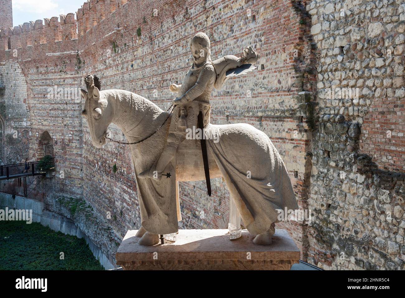 Statue des Ritters an der alten Brücke in Verona - Castelvecchio Stockfoto