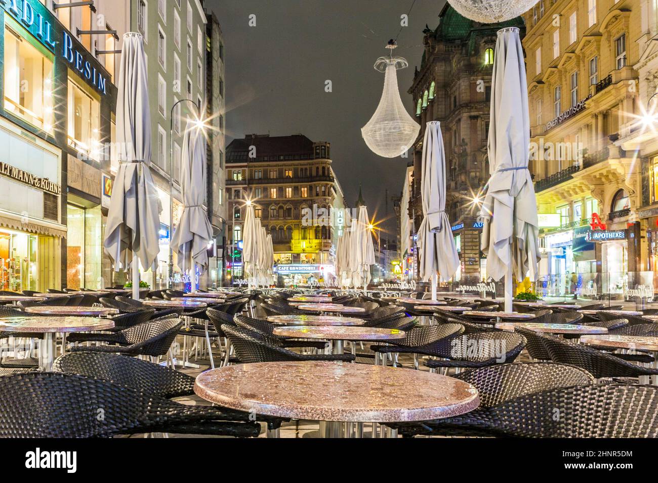 Berühmte Grabenstraße bei Nacht mit Regenreflektion auf den Kopfsteinpflaster Stockfoto