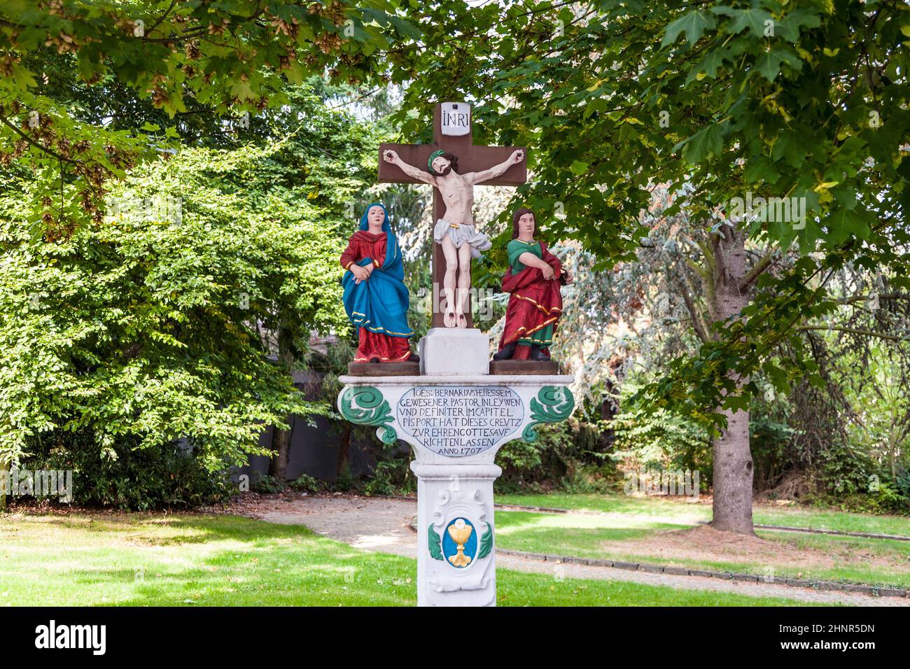 Altes gemaltes Kruzifix, das an einen toten Priester in der Nähe von Trittenheim, Mosel, Deutschland erinnert Stockfoto