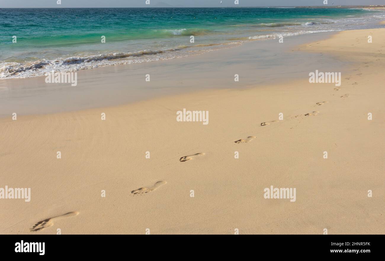 Fußabdrücke am Strand, Rui Funana Hotel, Santa Maria, Sal, República de Cabo (Kap Verde) Stockfoto