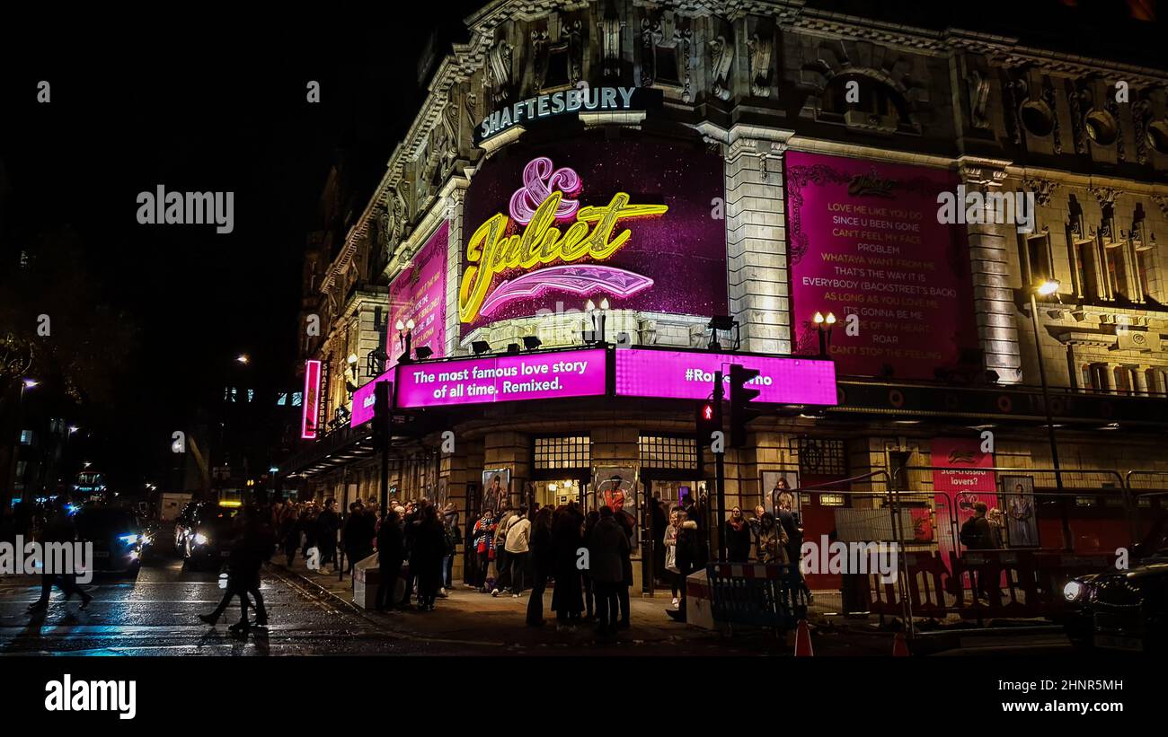 London, Großbritannien - 11.05.2019: '& Juliet' Musical spielen Neonschild in der Nacht. Menschen, die das Shaftesbury Theater nach der Show verlassen haben. London Kultur und Unterhaltung Stockfoto