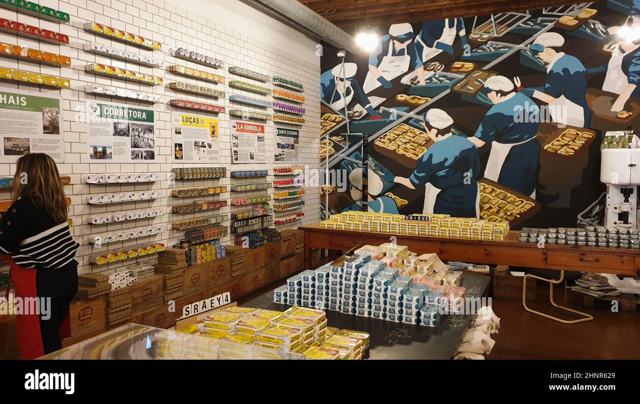 Lissabon, Portugal - 11.08.2019: 'Loja das Conservas' stilvoller Vintage-Shop für Fischkonserven. Berühmte Touristenattraktion in Lissabon. Stockfoto