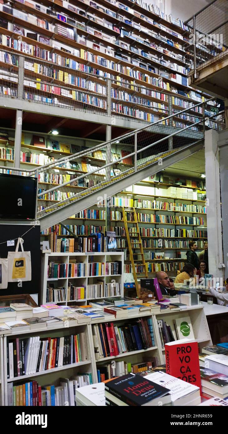 Lissabon, Portugal - 11.06.2019: Buchhandlung 'Livraria Ler Devagar' im LX Factory District. Bibliothek im Industriestil. Stockfoto