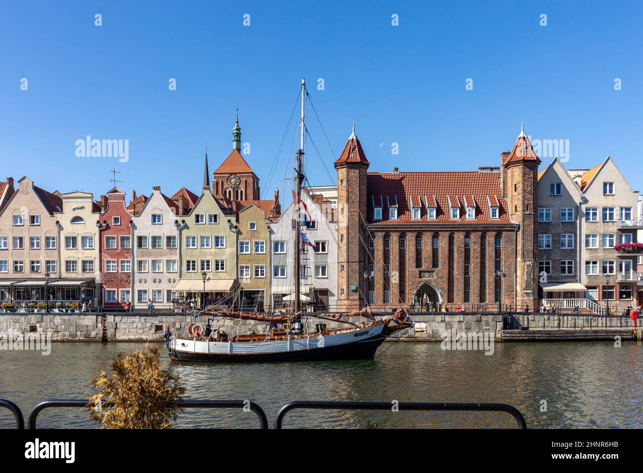 Altstadt von Danzig mit dem Mariacka-Tor und einer Promenade am Ufer des Motlawa-Flusses Stockfoto