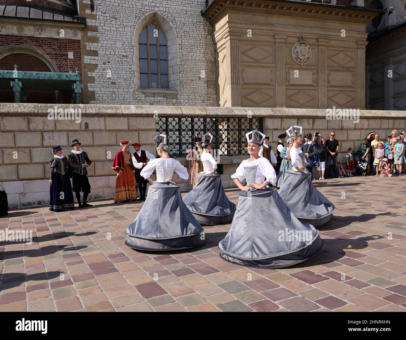 Aufführung - Wenn Glocken tanzen, aufgeführt vom Cracovia Danza Ballet im Wawel Royal Castle im Rahmen des Cracovia Danza Court Dance Festival 22nd. Krakau. Polen Stockfoto
