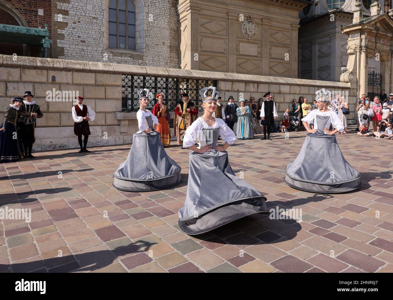 Aufführung - Wenn Glocken tanzen, aufgeführt vom Cracovia Danza Ballet im Wawel Royal Castle im Rahmen des Cracovia Danza Court Dance Festival 22nd. Krakau. Polen Stockfoto