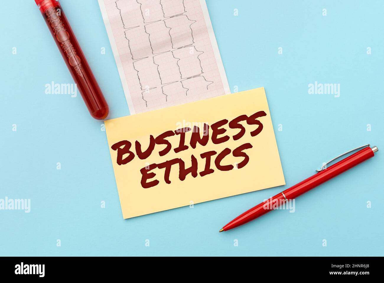 Textschild mit Business Ethics. Unternehmensüberblick moralische Prinzipien, die das Verhalten eines Unternehmens regeln Lesen eines Graphen und Schreiben wichtiger medizinischer Notizen Analyse der Testergebnisse Stockfoto