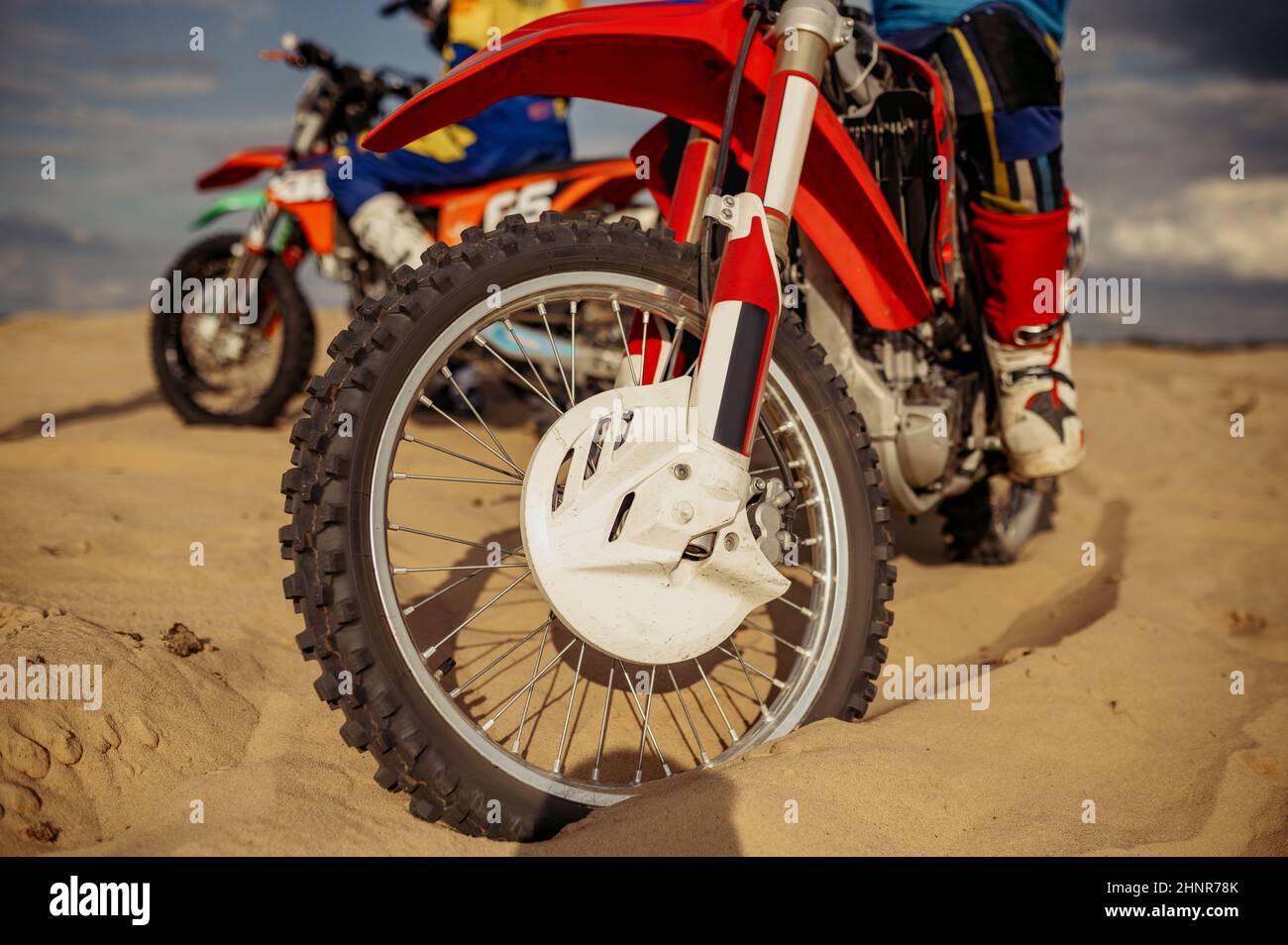 Motocross-Fahrer auf extremer Wüstenbahn Stockfoto